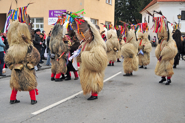 Carnaval traditionnel avec des personnages traditionnels, à Ptuj.