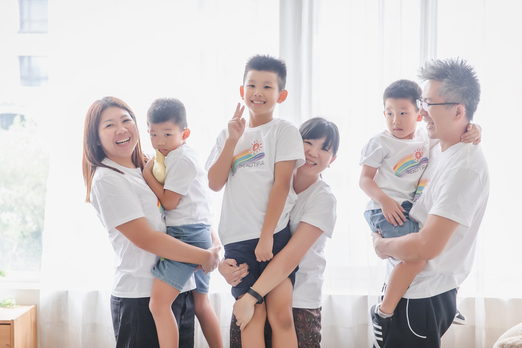[親子寫真] 李信達 全家福拍攝@迪司陽光攝影棚-最專業的團隊完成全家福照，拍出有溫度的照片! #