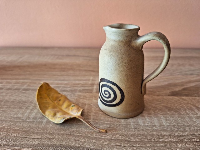 Teapot and leaf
