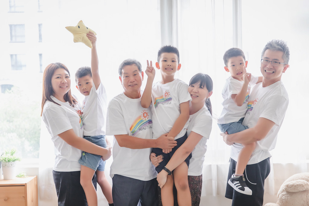 [親子寫真] 李信達 全家福拍攝@迪司陽光攝影棚-最專業的團隊完成全家福照，拍出有溫度的照片! #
