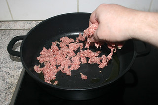 12 - Crumble ground meat in pan / Hackfleisch in Pfanne bröseln