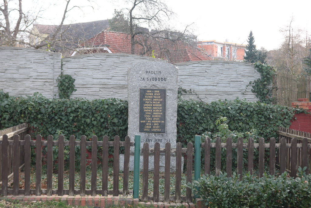 pomník obětem 1. a 2. světové války v Benicích