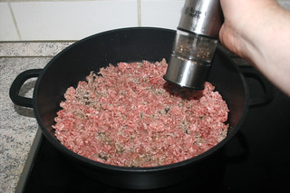 13 - Season ground meat with salt & pepper / Hackfleisch mit Salz & Pfeffer würzen