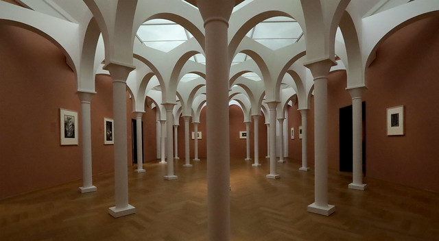 Binnen de installatie binnen de kamer binnen het museum | Within the Installation within the Room within the Museum