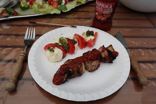 Spie? aus Schweinefleisch, Speck und Zwiebeln mit Paprika-Sauce zu Mozzarella-Tomaten mit Basilikum-Pesto