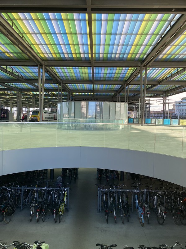 Aparcamiento de bicicletas en la estación de trenes de Ostende