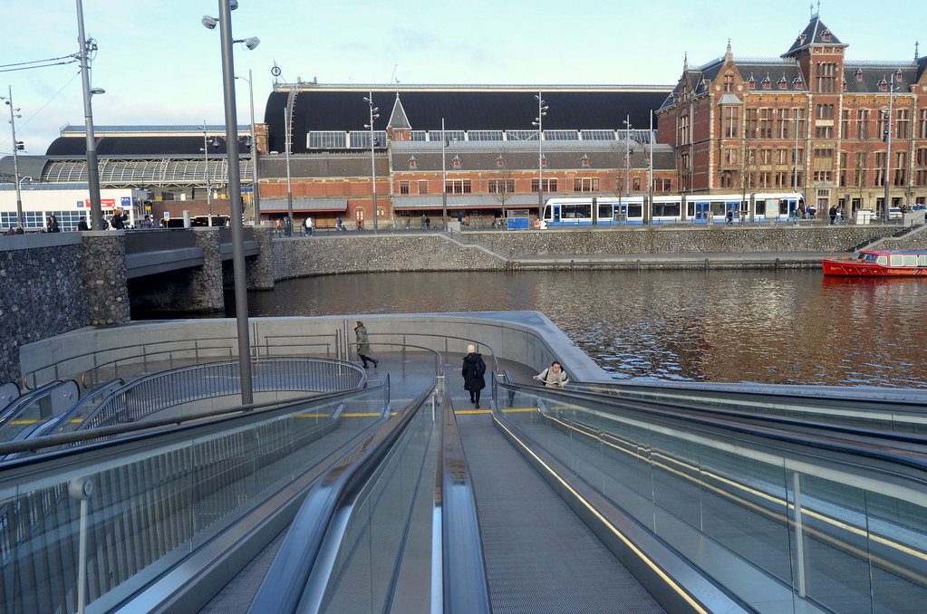 阿姆斯特丹中央車站水下停車場