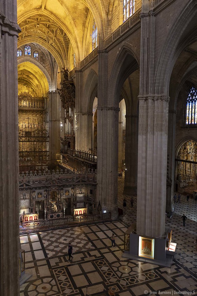 Sevilla katedraalin sisätiloja korkealta parvelta kuvattuna