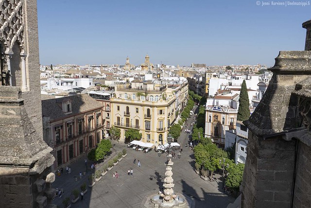 Näkymä Sevillan katedraalista kadulle