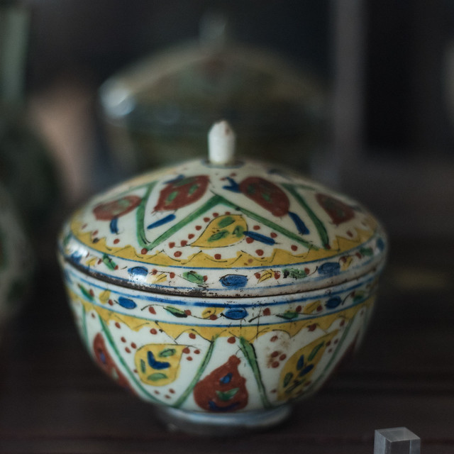 Kütahya lidded cup with vegetal and geometric decoration