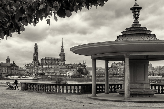 Dresden. Pavillon, Stadtpanorama und Mutter mit Kind