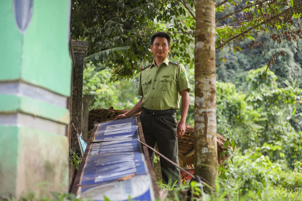 浦末國家森林公園護林員阮功成（NguyenCongThanh）拿著一塊被一頭孤獨的野象撞倒的破舊的標誌牌。圖片來源：安東·L·德爾加多
