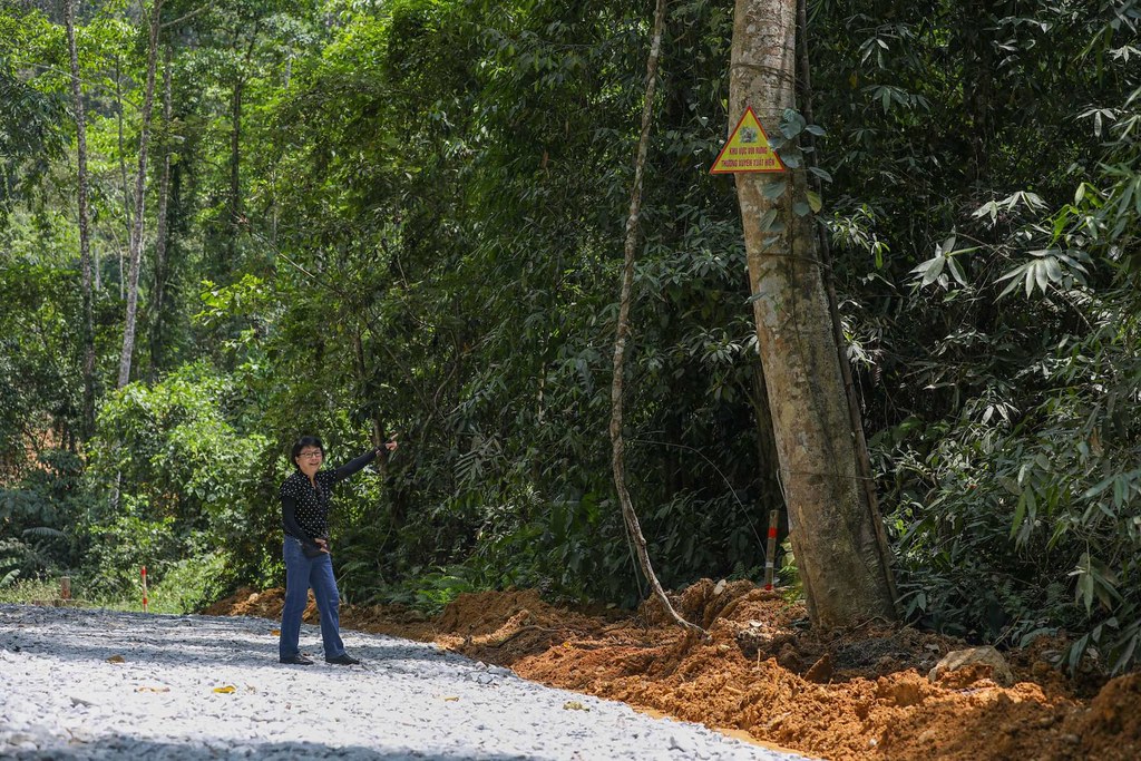 圖：人象衝突專家高氏利指著越南浦末國家公園內的一塊警示牌。該標誌表示此處經常有野生象出沒。圖片來源：安東· L·德爾加多