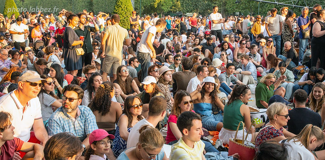 Spectateurs attendant le Feu d'artifice à la Tour Eiffel le 14 juillet 2023