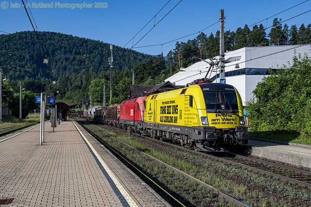 1016.020 + 1016.043 seen at Villach Warmbad Bahnhof with a freight headed up the Tauern