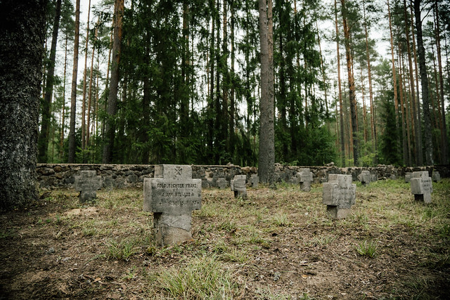 Vācu karavīri sakopj karā kritušo karavīru kapus