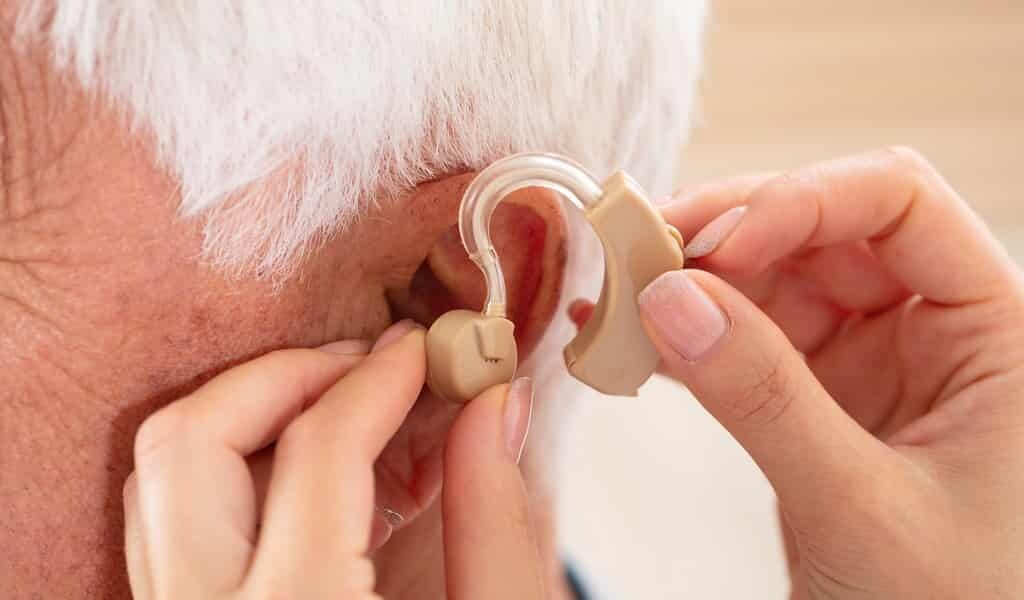 Les aides auditives réduisent le déclin cognitif des personnes vulnérables