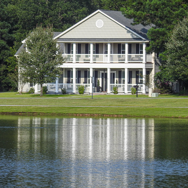 Large house on the lake / Savannah Georgia