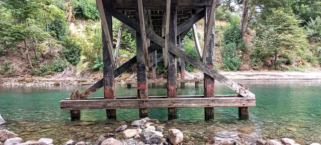 debajo del puente, en el rio...
