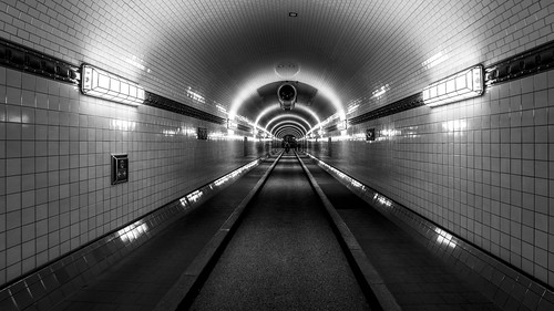 alterelbtunnel elbtunnel tunnel tunnelview symmetry depth mono monochrome line lines underground vanishingpoint hamburg carstenheyer sw blackandwhite urban sel2070g
