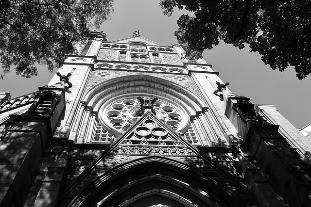 Contre-plongée, campus UQAM, rue Sainte-Catherine.