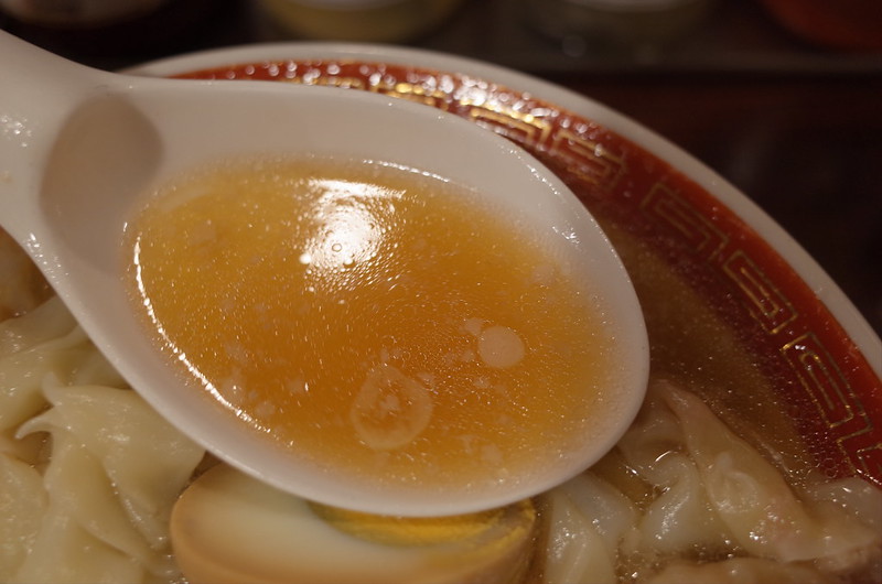 11Ricoh GRⅡ南大塚三丁目広州市場粗びき肉汁雲呑麵の醬油スープ