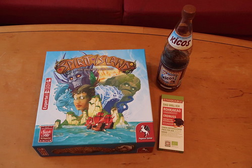 Guarana-Limonade (von Kicos) und Rohkakao-Erdnuss-Schokolade (von Ethiquable) und Spiel "Spirit Island"