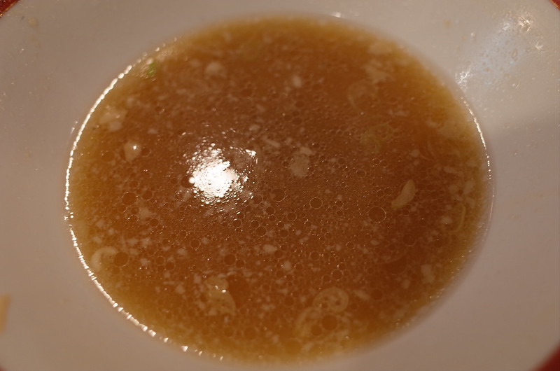 21Ricoh GRⅡ南大塚三丁目広州市場粗びき肉汁雲呑麵の粗びき肉汁雲呑のスープ