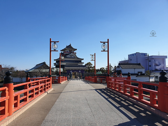 Kiyosu Castle with red bridge