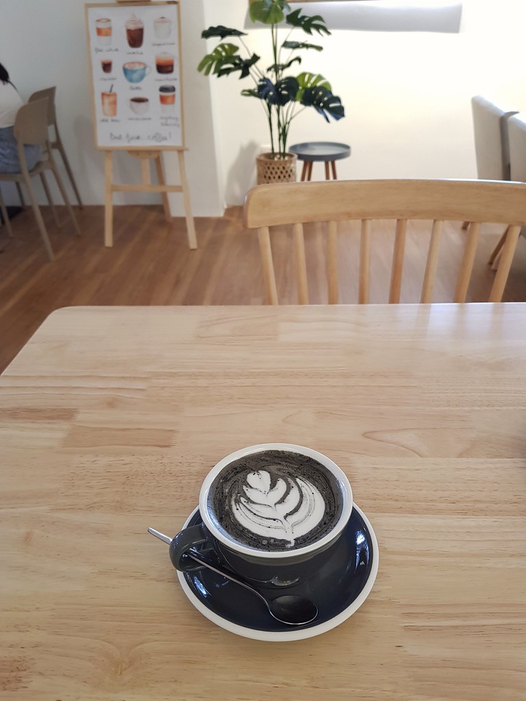 木炭拿鐵 Charcoal Latte rm$14 @ JINGS Specialty COFFEE USJ4