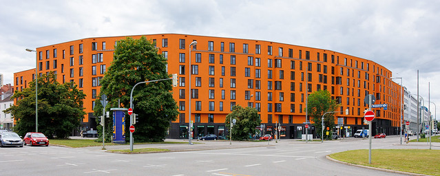 München, Terrakotta-Block am Laimer Kreisel