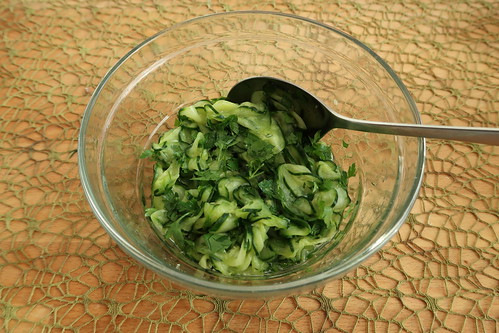 Zubereitung eines schwedischen Gurkensalat (= "Pressgurka") - 7