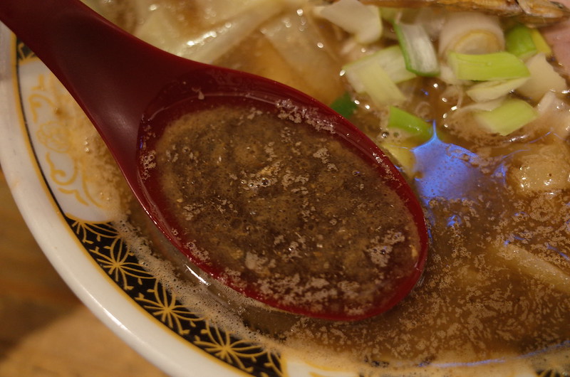 20Ricoh GRⅡ歌舞伎町一丁目新宿ゴールデン街すごい煮干ラーメン凪すごい煮干しラーメンのスープ