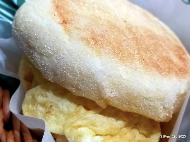 Muffin burger with fish steak and fried egg and Ceylon black tea at Taiwan fastfood store " 麥味登北市新生店 --- 原塊魚排滿分堡與錫蘭紅茶"