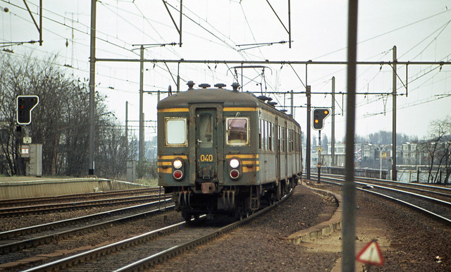 Old klassiekje NMBS 040 in de bocht van Antwerpen-Oost op de 21 maart 1981