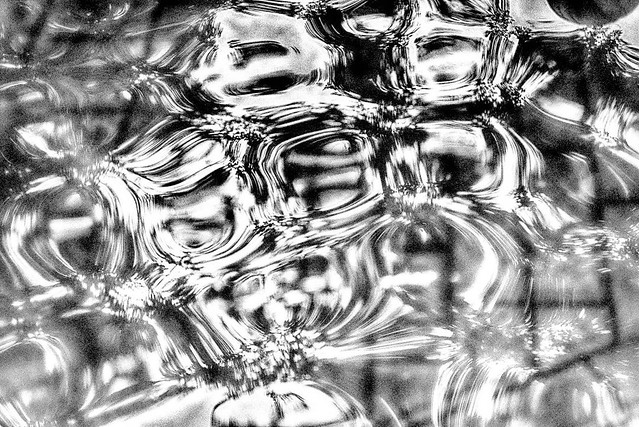 Spiegelung Wasser 2 - Schwarz Weiß Kunst Fotografie.