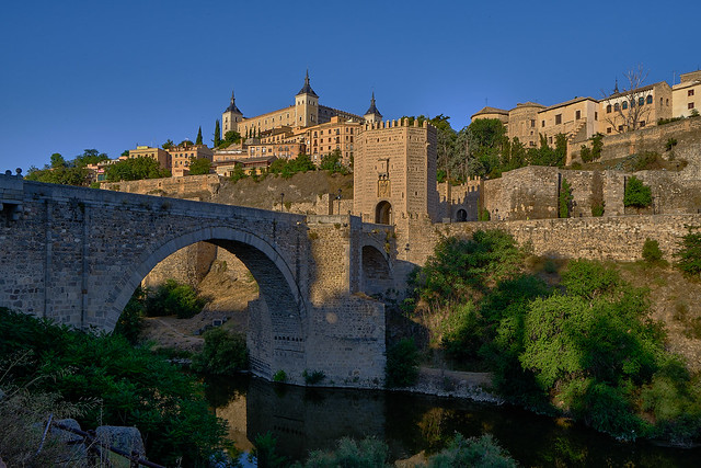 Puente de Alcántara y Alcázar de Toledo.