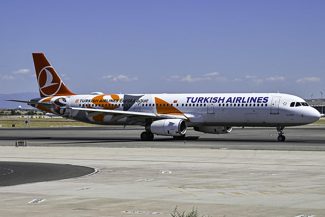 Aeropuerto Adolfo Suárez Madrid-Barajas-Airbus A321-200-TC-JRO-Turkish Airlines