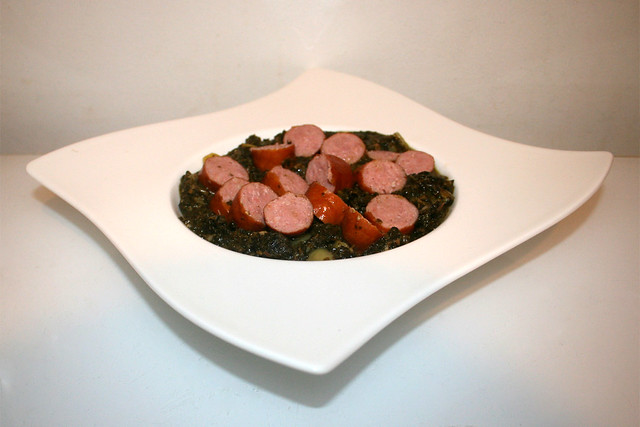 10 - Kale stew with sausages & potatoes - Side view / Grünkohleintopf mit Mettwürstchen & Kartoffeln - Seitenansicht