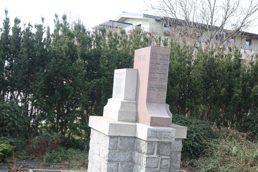 pomník obětem 1. a 2. světové války v Dolních Měcholupech