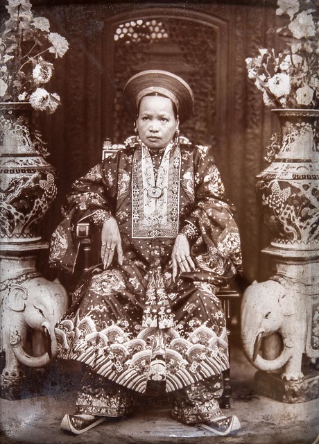 Đức Thánh Cung, tức bà Nguyễn Hữu Thị Nhàn, vợ chánh của vua Đồng Khánh