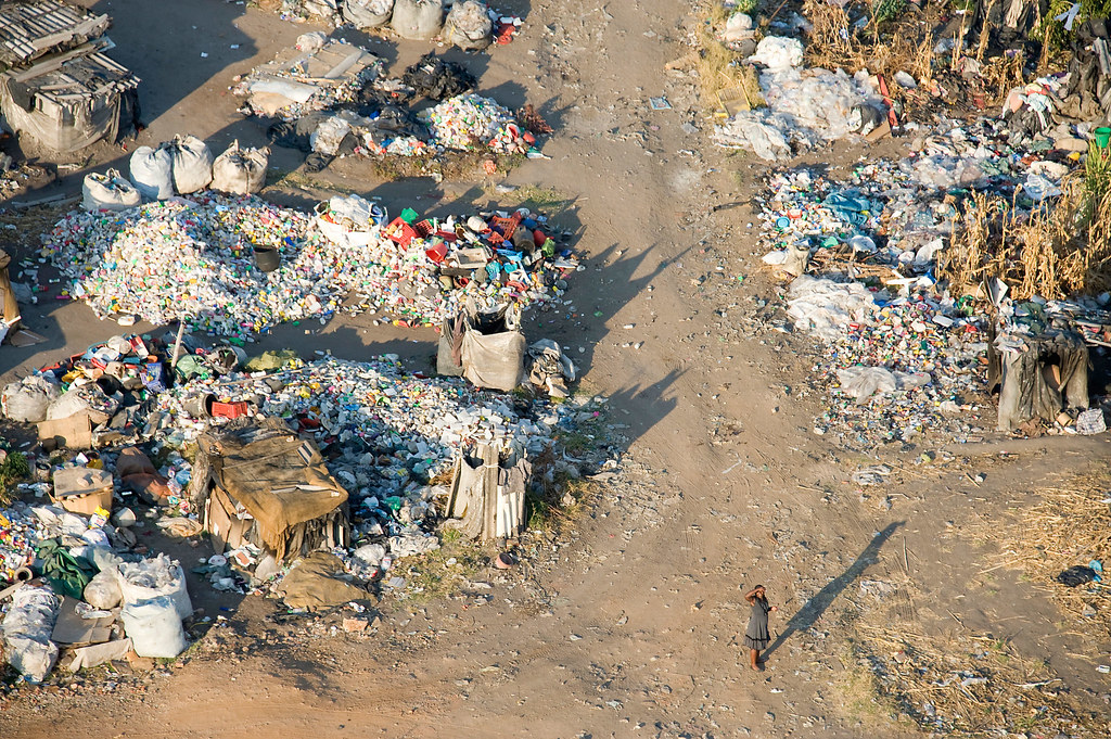 津巴威哈拉雷一個垃圾場的鳥瞰圖。 圖片來源： Christopher Scott/Alamy