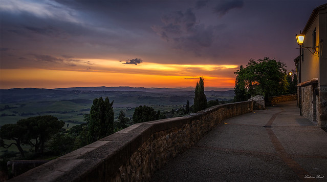 Dernières rayons du soleil sur le rempart de Pienza, Toscane, Italie, Europe.