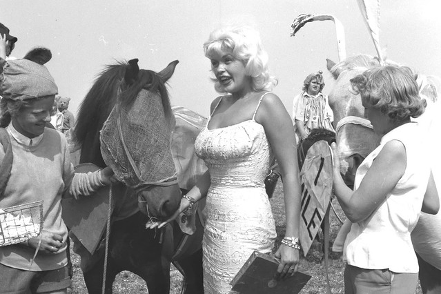 Jayne Mansfield bij een Paardenshow