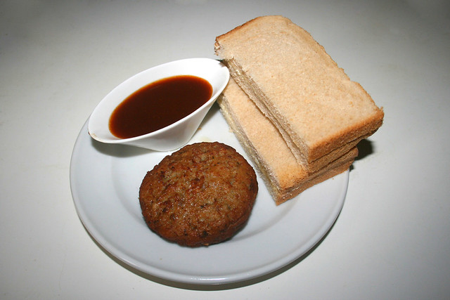 Hot meatball with spice ketchup & cream cheese sandwich / Heiße Frikadelle mit Gewürzketchup & Frischkäse-Sandwich