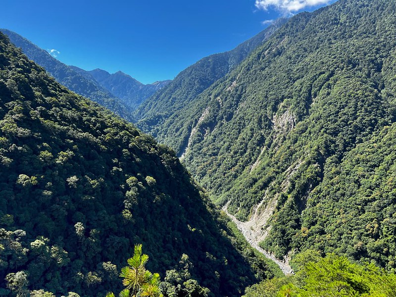 Batongguan Trail to Jade Mountain