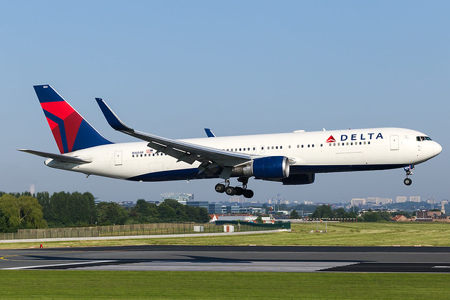 Delta Air Lines  Boeing 767-332(ER) N1604R