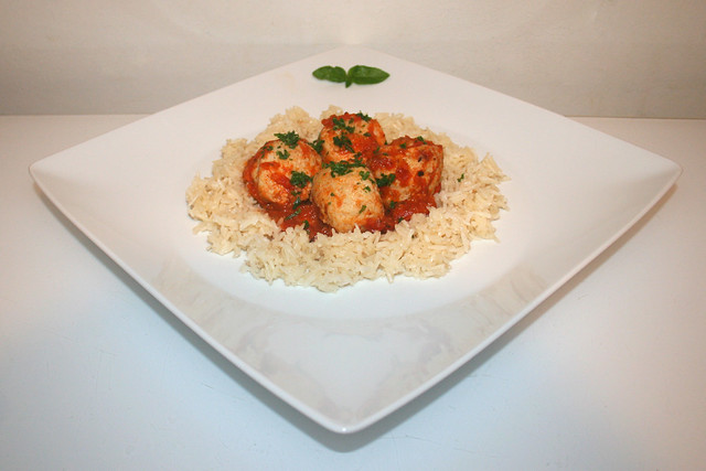 12 - (Sous Vide) Poultry balls in tomato sauce with rice - Side view / Geflügelbällchen in Tomatensauce mit Reis - Seitenansicht
