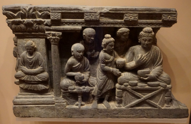 Bouddha dinant avec des moines