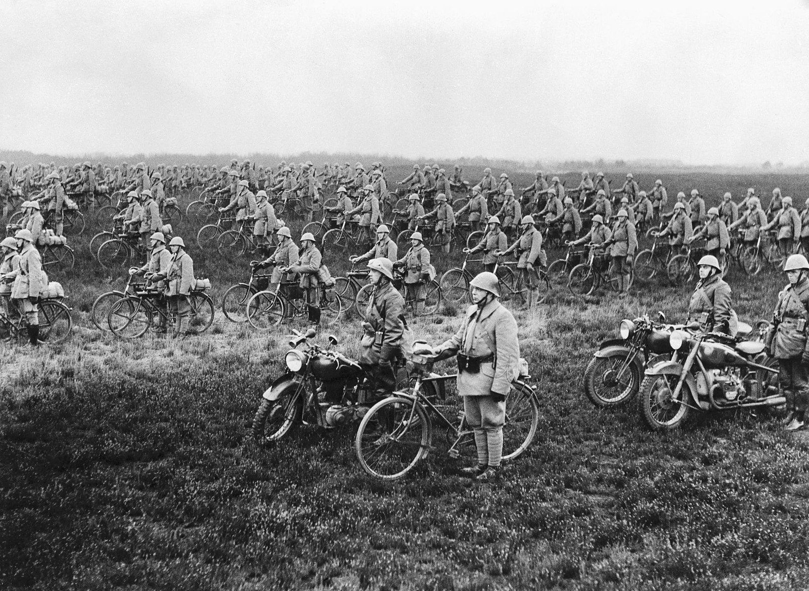 Велосипедный полк армии Нидерландов накануне немецкого вторжения, 1940. Армия Нидерландов 1940.